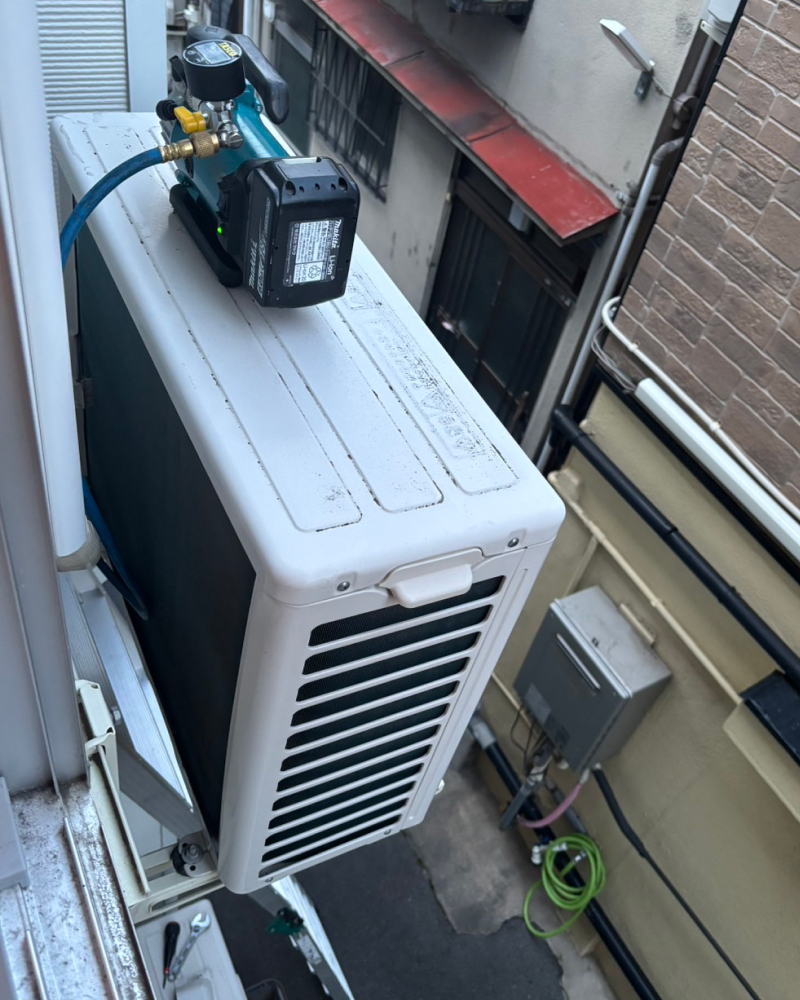 大阪市西成区 エアコン室外機冷媒ガス補充中