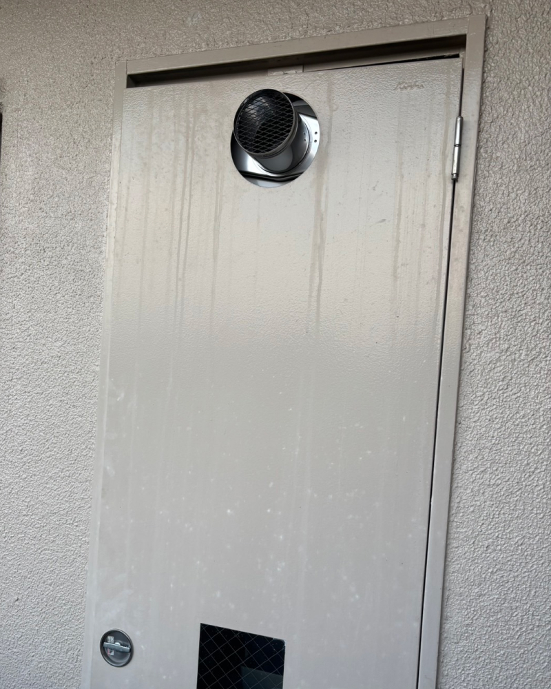 大阪府吹田市 リンナイ給湯器の交換工事 施工後ドア
