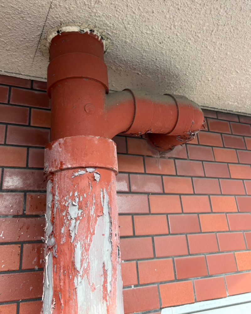 大阪市西成区 排水管の破損とズレ before　前から