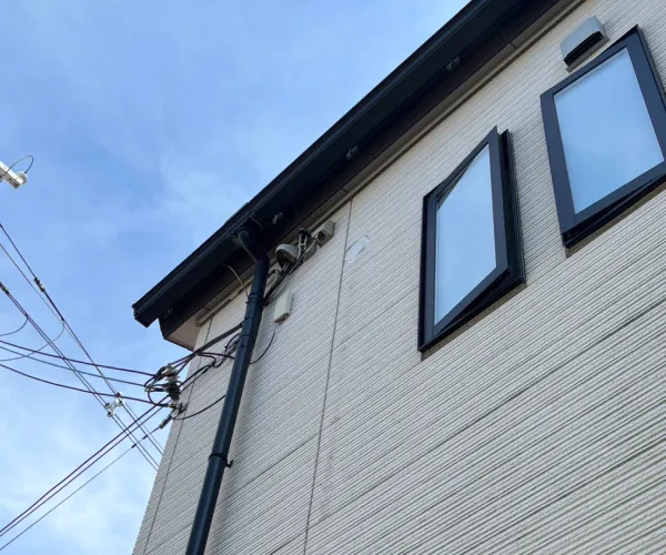 八尾市 エアコン配管穴埋め工事 施工後 キャップ・コーキング・防水処理仕上がり