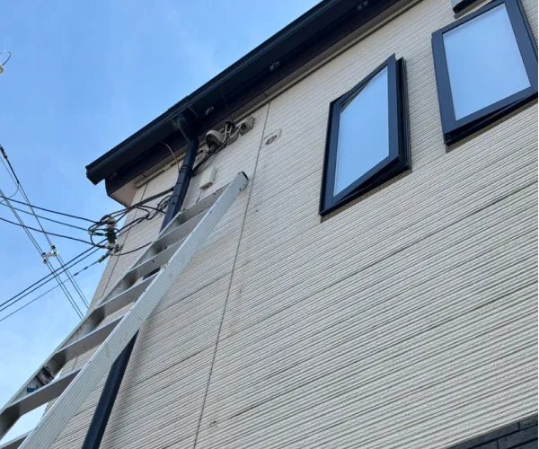 八尾市 エアコン撤去後の配管穴 施工前 2階外壁