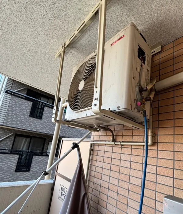 大阪市西成区 TOSHIBAエアコン 室外機ファン回らない ガス補充中