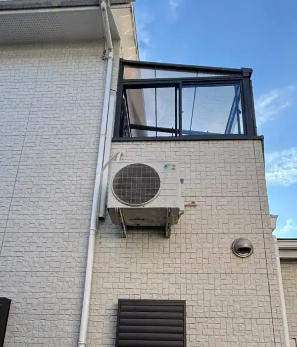豊中市庄内幸町 室外機 外壁移設後 壁掛け架台設置 虫対策済み