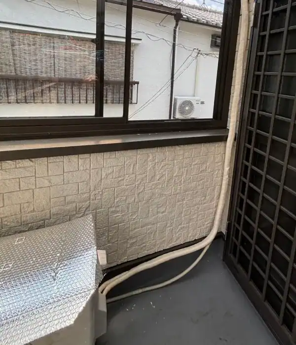 豊中市庄内幸町 サンルーム内室外機 移設前 熱がこもる状態